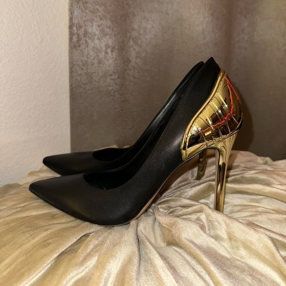 Michael Kors Khloe Pointed toe Leather Pumps - Picture 5 of 8